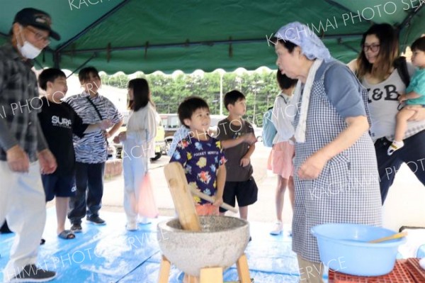 餅つきする参加者