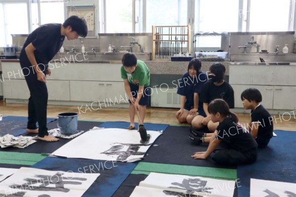 児童３人ジャンボ書道に挑戦　音更高校開放講座