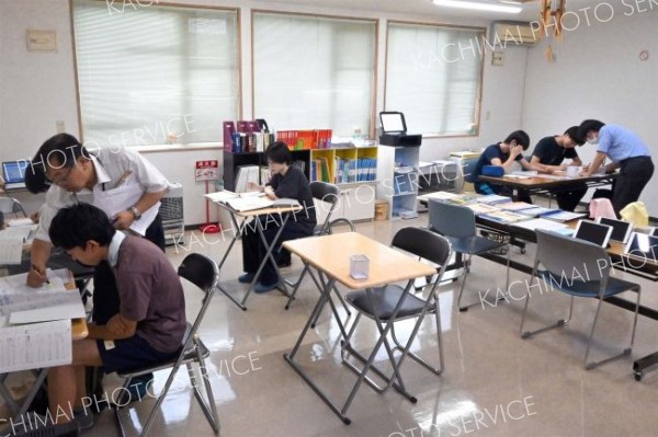 「広尾町公設民営塾」で学習に取り組む広尾高の生徒ら