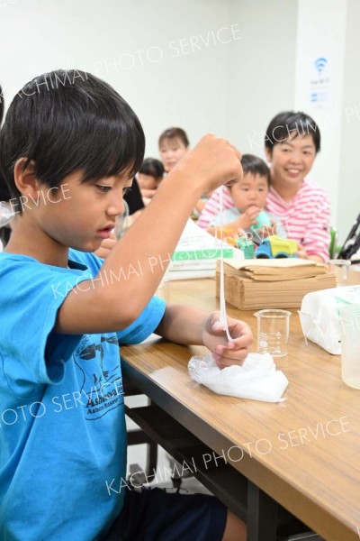 スライムづくりを楽しむ子どもたち（２７日午前９時４５分ごろ）