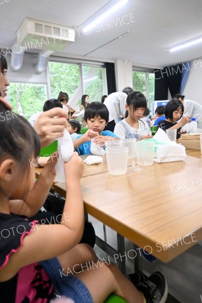 スライムづくりを楽しむ子どもたち（２７日午前９時４５分ごろ）
