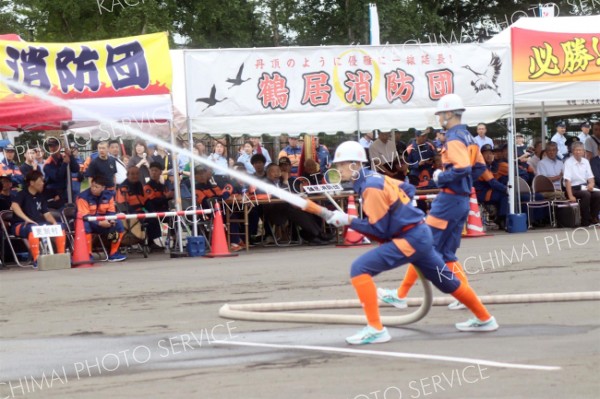 小型ポンプ操法に臨む隊員