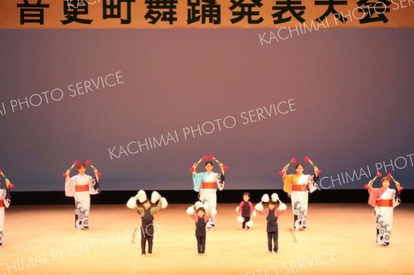 息の合った舞を披露した「友芳会」のメンバーら