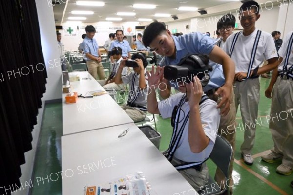 生徒たちが最先端の技術に触れた建設機械のＶＲ体験