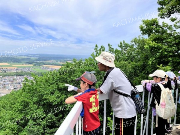 元気よく登山道を駆け上がり、夏山の森林浴を満喫した
