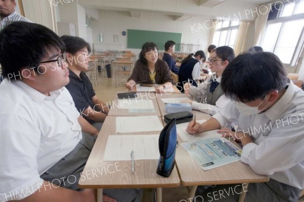 人権擁護委員と一緒にＬＧＢＴｓについて意見を交わす高校生ら