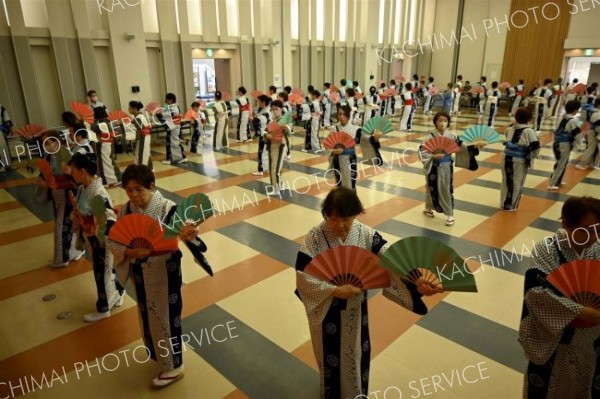 浴衣で涼しげに舞う　中山民俗舞踊研究所道支部「民踊の集い」　音更