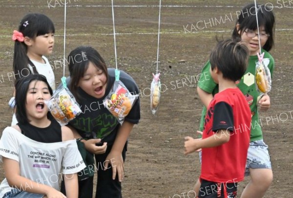 パン食い競争に臨む子どもたち