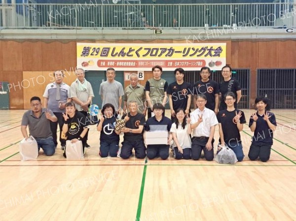 チーム「せきみず」が連覇　新得フロアカーリング大会