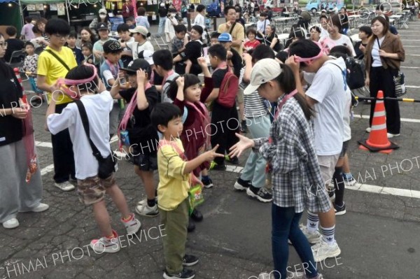 ジャンケン大会に子ども大盛り上がり　広尾食べ飲みマルシェ