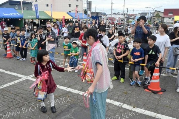 ジャンケン大会など、子どもたちも楽しんだ「広尾食べ飲みマルシェ」