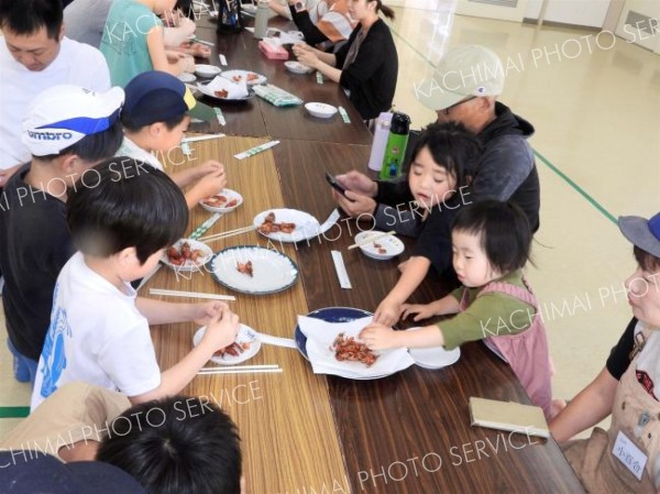 ウチダザリガニを試食する参加者