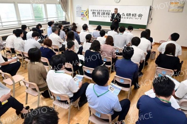 約６０人の教諭らが足寄町の子どもたちの１２年間の学びについて考えた