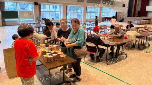 十勝沿岸４町で住民避難続く　備蓄食やカップ麺配布、宿泊の準備も