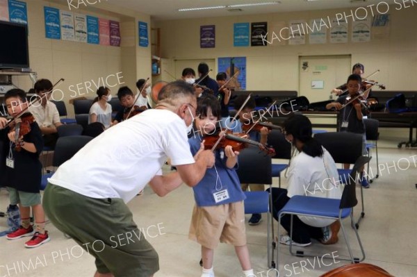 児童ら生徒と交流しながらバイオリンに挑戦　音更
