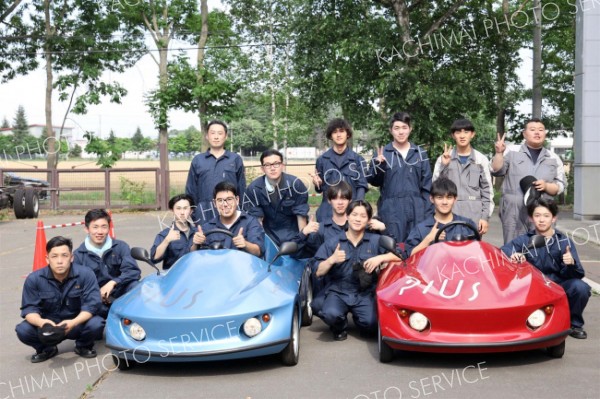 電気自動車の分解、組み立てに挑戦した学生たち