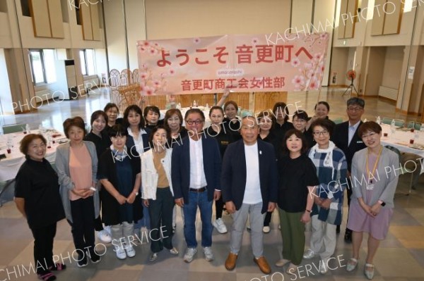 音更町商工会女性部が蘭越町商工会女性部員らを「おもてなし」