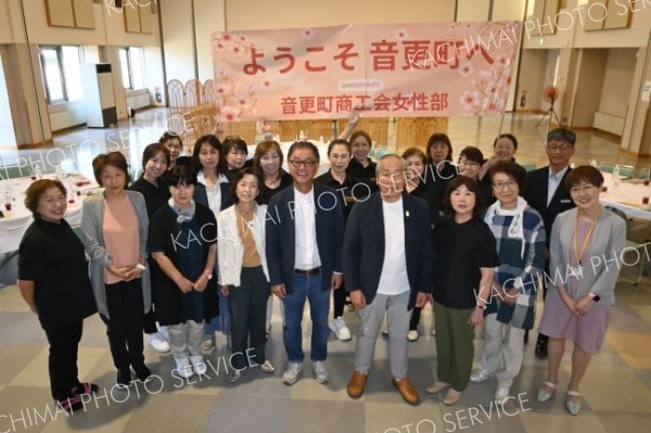 音更町内を訪れた蘭越町商工会女性部の一行ともてなした音更女性部の部員ら