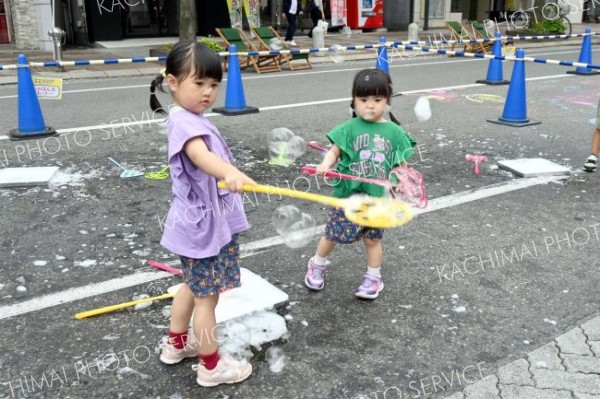しゃぼん玉で遊ぶ子どもたち