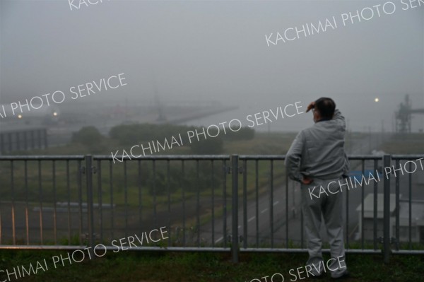 <strong>＜満潮の十勝港＞</strong><br>午後６時３１分に満潮を迎えた広尾町沿岸。海に向かい潮位に目をこらす町民の姿も（３０日午後６時４０分、十勝港展望台で）