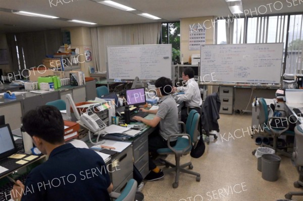 <strong>＜“注意報”も気抜かず＞</strong><br>津波注意報への切り替えを受け第一種避難配備体制に移行後も、連絡調整に当たる広尾町企画防災係の担当者ら（７月３１日午前７時半）
