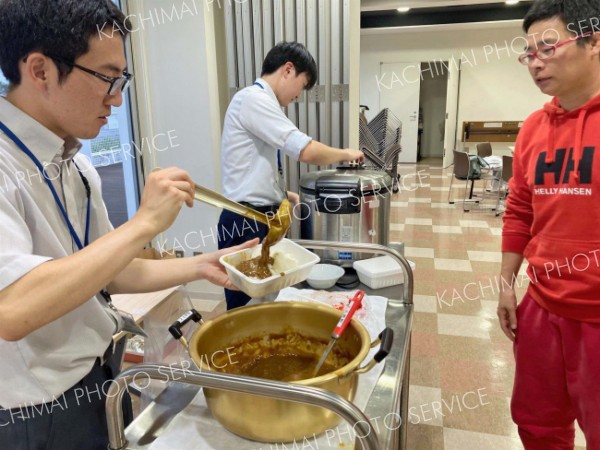 <strong>＜カレー炊き出し＞</strong><br>津波警報が続く中、豊頃町える夢館では避難者に夕食としてカレーが提供された。同所では警報の長期化も見据え宿泊用テントも設置されて（７月３０日午後６時ごろ）