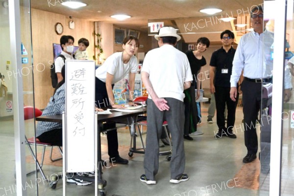 <strong>＜避難所集約へ＞</strong><br>浦幌町では町内各地に避難していた住民のうち希望者を中央公民館に集約。移動できない住民向けにバスも出した（３０日午後５時５分ごろ）