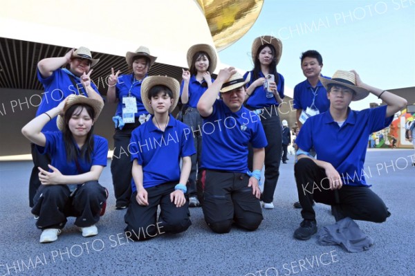 発表を終え、会場前で記念写真に収まる生徒たち。後列右は指導した菊池直樹教諭