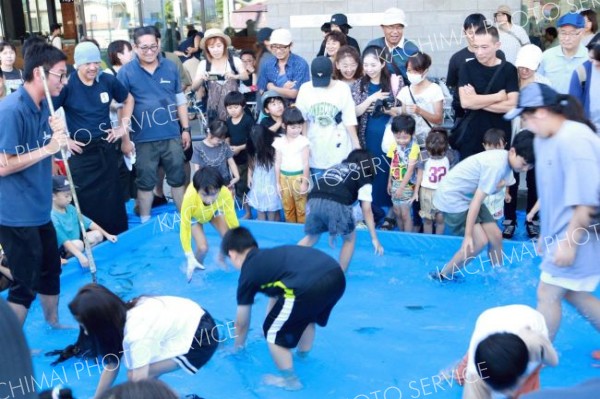 ヤマメつかみ取りに悪戦苦闘　めむろ夏フェス２０２５