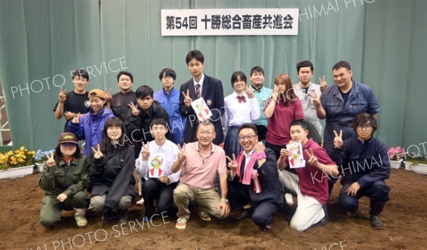 和牛共進会に挑戦する学生らに応援金と受精卵寄付　十勝振興協