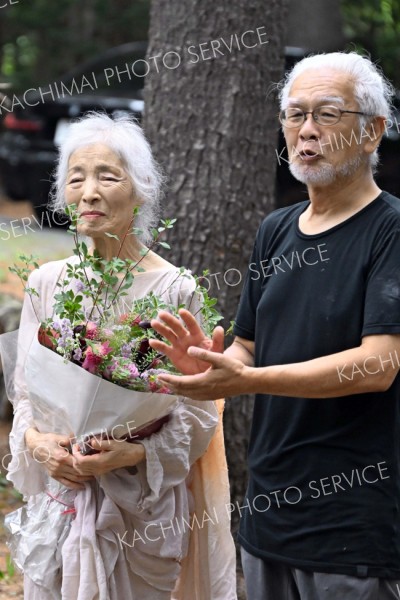 たたえる