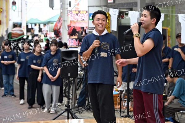 オープニングであいさつをする細川さん（右）ら実行委メンバー（須貝拓也撮影）