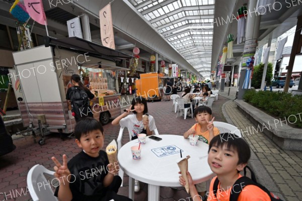かき氷やクレープなどを食べながらフェスを満喫する子ども（須貝拓也撮影）
