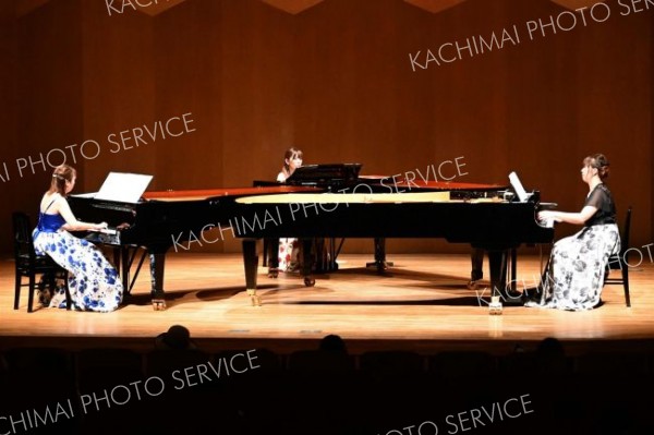 ピアノ３台の音色聞き比べ　とかちプラザでコンサート