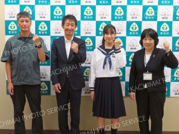 卓球全道大会で活躍誓う　更別中央中学生が教育長訪問