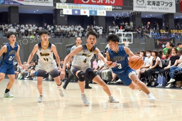 【男子２回戦・帯八中―江別三中】第３クオーター、ドリブルで切れ込む帯八中