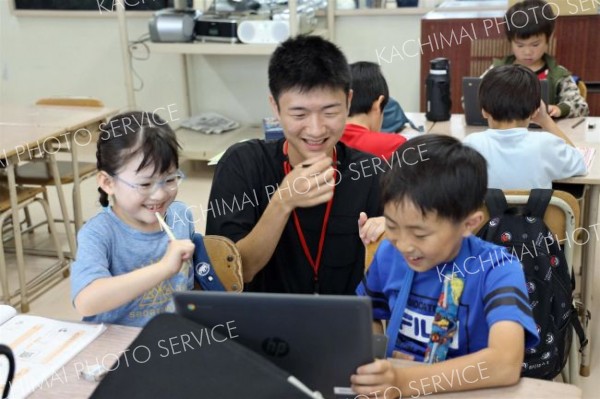 柏葉生が帯広小で夏休みの児童に学習サポート～こぼれ話