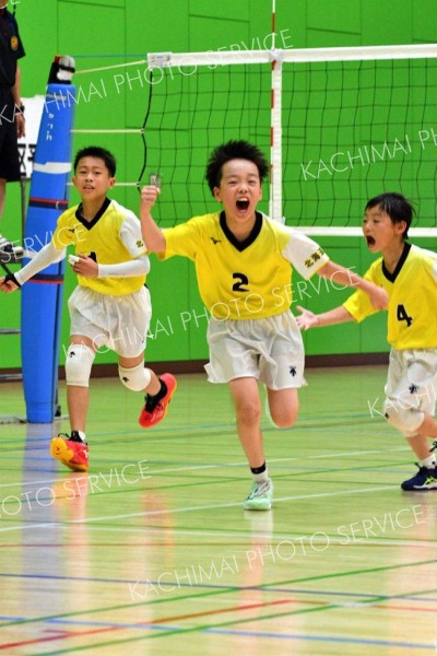 【男子決勝・帯広ＪＪＢ―稲田プリンス】反撃のポイントを上げ、喜ぶ帯広ＪＪＢ