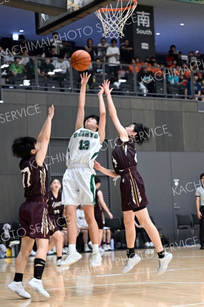 【決勝・帯西陵中―札幌東月寒中】ゴール下でボールを競り合う