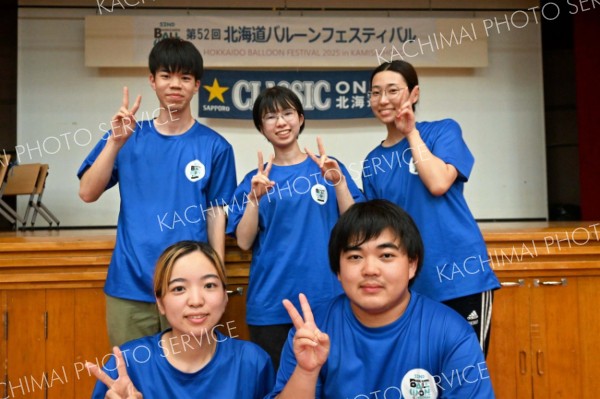 新設された「ＢＬＳ部門」で５位に入賞した帯広畜産大学の「Ｂ．Ｃ．Ｆｌｙｉｎｇ　Ｐｏｔａｔｏ」。前列左から江原さん、上田さん。後列は来年の活躍が期待される３年生
