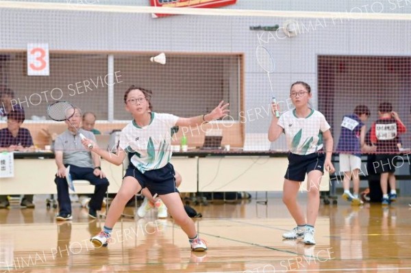 【６年生以下女子ダブルス・決勝】帯広栄少年団の（左から）結城夏美と境田こころのペアが連係良くプレーする