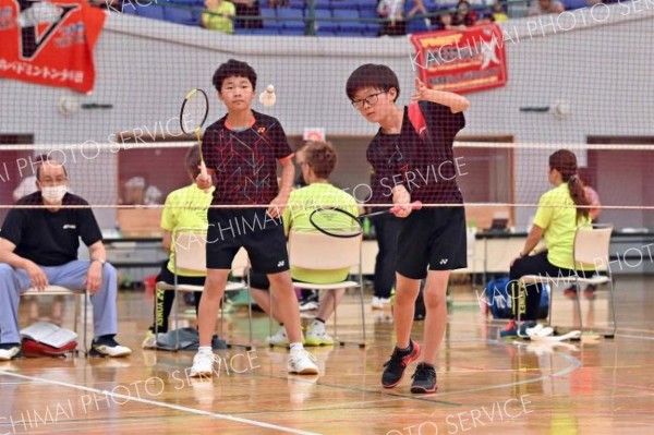 【６年生以下男子ダブルス・決勝】とかち浦幌ＪＢＣの（左から）小川楓真と松本優大のペアが息を合わせて戦う
