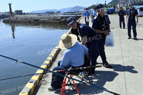 釣り人に水難事故防止を呼び掛ける関係者