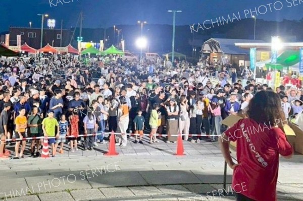 恒例の「パンツまき」で盛り上がる　足寄町商工会ビアガーデン