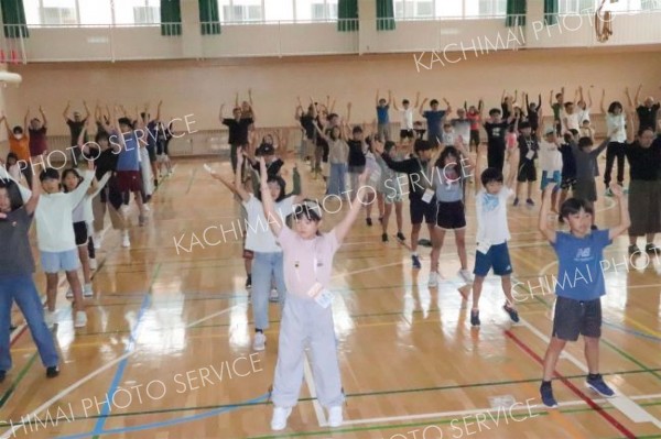 親子でラジオ体操　２００人がのびのび