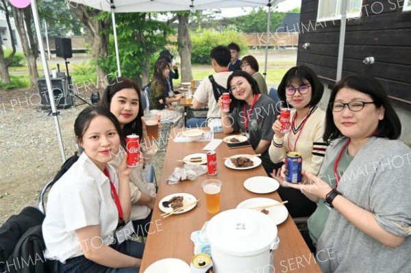 食事を囲み交流を深めた外国人技能実習生たち