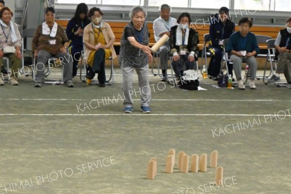 ふれあい交流会　お年寄りらがモルックを楽しむ　広尾
