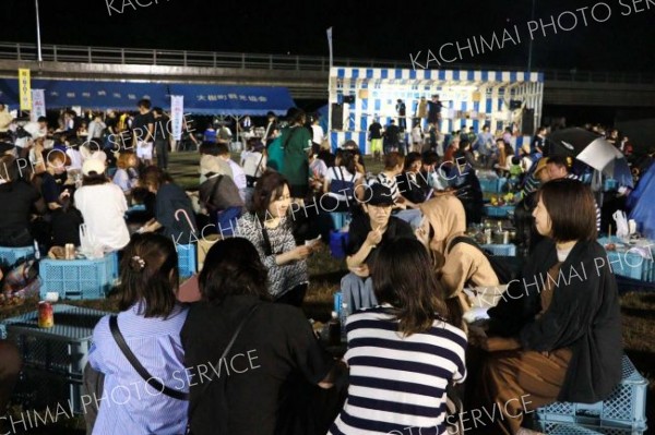 ビアガーデンを満喫する来場者ら