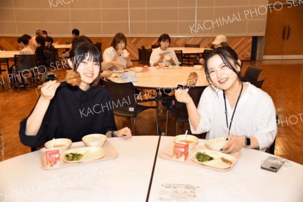 給食試食会に町民１００人　鹿カツも登場　陸別