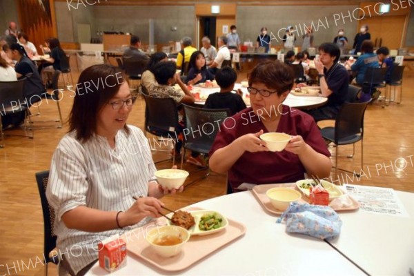 町給食センターの料理を味わう大人たち